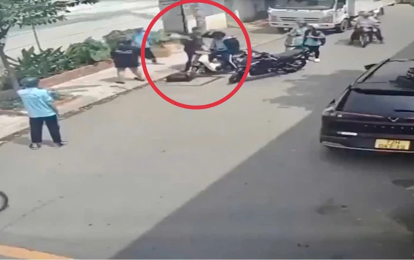 Công an xác minh vụ nam thanh niên dùng nón bảo hiểm đánh tới tấp hai nam sinh trên đường