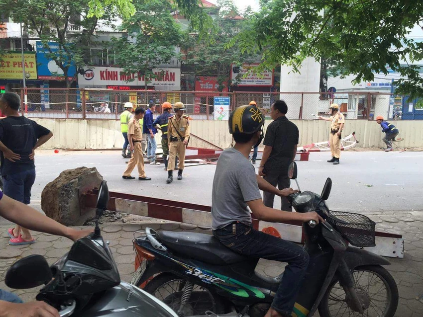 Xe bơm bê tông húc gãy khung giới hạn chiều cao trên đường ảnh 1