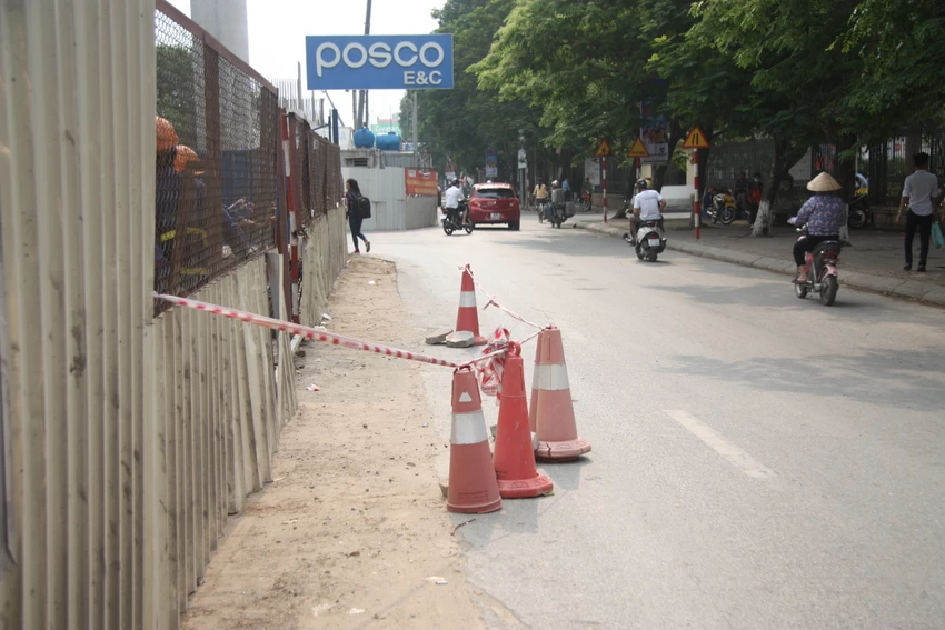 Xe bơm bê tông húc gãy khung giới hạn chiều cao trên đường ảnh 4