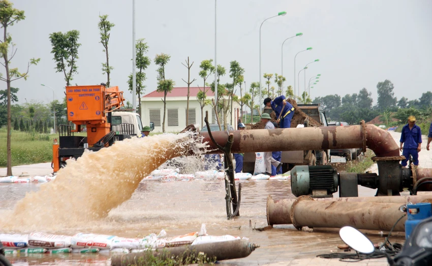 Hà Nội: “Xẻ” vỉa hè cho nước lũ chảy qua vì... cống nhỏ ảnh 14