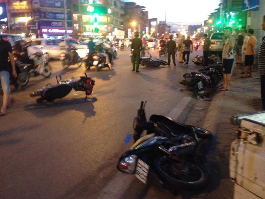 Ôtô 'điên' mất lái làm 4 xe máy hư hỏng nặng ảnh 1 Ôtô 'điên' mất lái làm 4 xe máy hư hỏng nặng ảnh 1