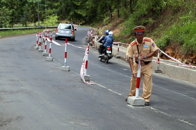 Lực lượng CSGT Công an tỉnh Lâm Đồng nối lại dây phân làn đường tại vị trí nâng cấp đường đèo xảy ra vụ tai nạn trưa 20-6 tại chân đèo Prenn - Ảnh: CHÍNH THÀNH Chưa phân luồng đèo Prenn đượcvì chờ… quy trình