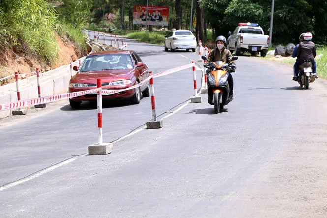 Do không có người đứng ra phân làn đường khúc đơn vị thi công nâng cấp đèo Prenn, một số người dân vẫn vô tư đi vào làn đường ngược chiều dành cho xe lên - Ảnh: CHÍNH THÀNH Chưa phân luồng đèo Prenn đượcvì chờ… quy trình