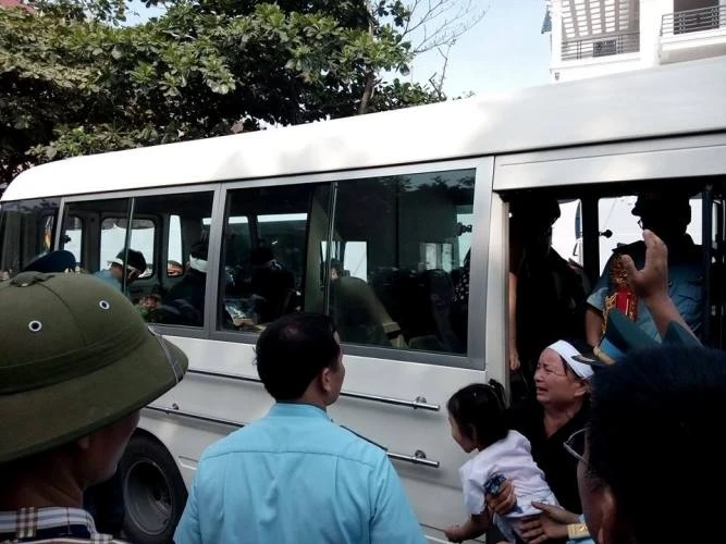 Lễ viếng đẫm nước mắt nơi quê nhà đại tá Khải ảnh 22 Lễ viếng đẫm nước mắt nơi quê nhà đại tá Khải ảnh 22