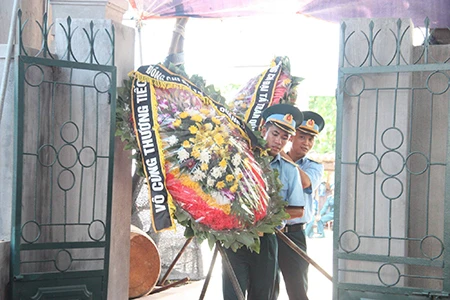 Lễ viếng đẫm nước mắt nơi quê nhà đại tá Khải ảnh 4 Lễ viếng đẫm nước mắt nơi quê nhà đại tá Khải ảnh 4