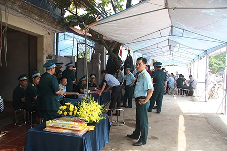 Lễ viếng đẫm nước mắt nơi quê nhà đại tá Khải ảnh 5 Lễ viếng đẫm nước mắt nơi quê nhà đại tá Khải ảnh 5