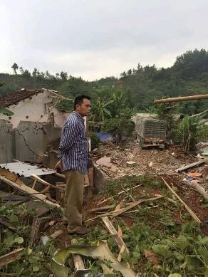 2 xe đầu kéo đâm sập 3 nhà dân ảnh 1 Hiện trường tan hoang sau vụ tai nạn.