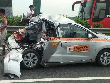 Chiếc taxi bẹp dúm sau cú va chạm trên cao tốc ảnh 1 Chiếc taxi bẹp rúm sau tai nạn (ảnh Otofun).