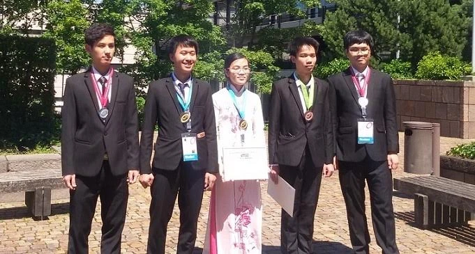 Các thành viên đội tuyển Việt Nam tham dự Olympic Vật lý quốc tế 2016.