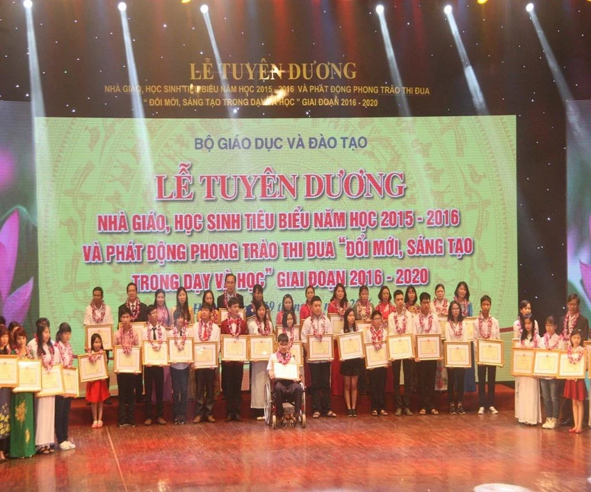 vinh danh giáo viên và học sinh