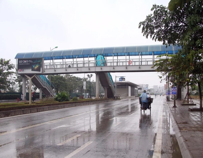Tại một số nhà chờ tại đường Lê Văn Lương, Tố Hữu, Lê Trọng Tấn trong buổi sáng nay...