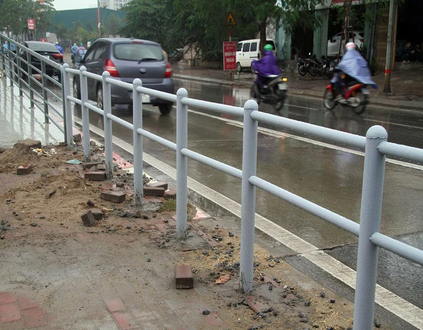 Hàng rào lối ra vào của nhà chờ mới được hoàn thiện.