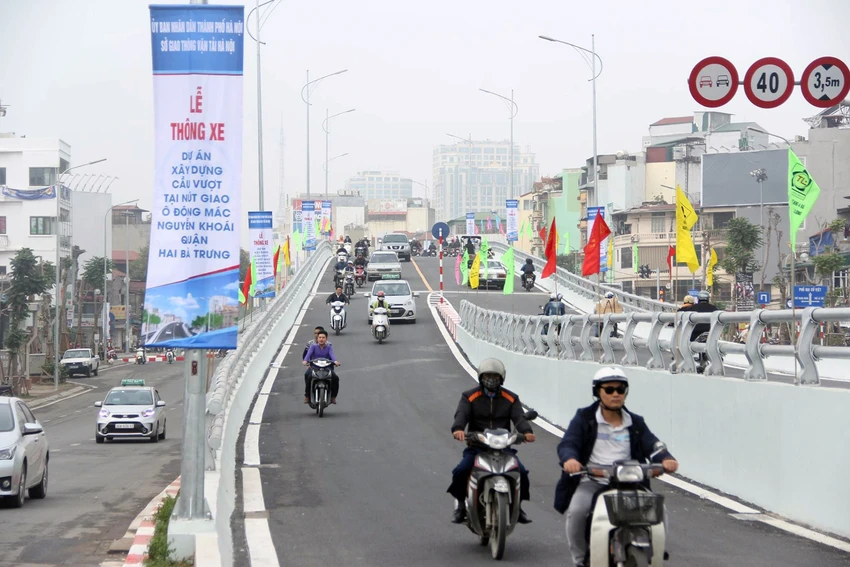 Chính thức thông xe tại cầu vượt 'khủng' làm bằng thép
