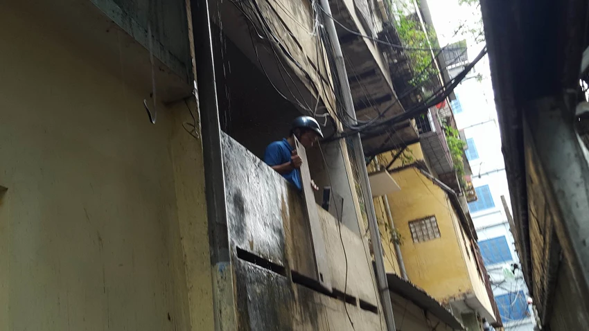 Cứu thoát thành công cụ già bị kẹt trong đám cháy ảnh 3 Cứu thoát thành công cụ già bị kẹt trong đám cháy ảnh 3