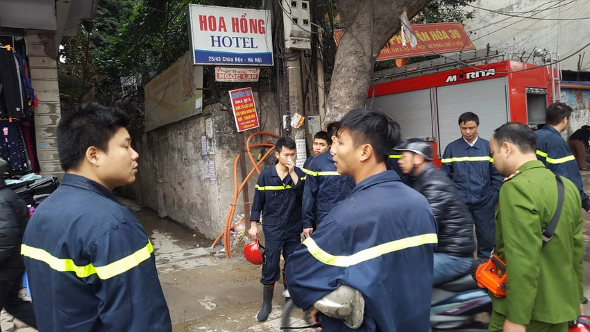 Cứu thoát thành công cụ già bị kẹt trong đám cháy ảnh 2 Cứu thoát thành công cụ già bị kẹt trong đám cháy ảnh 2