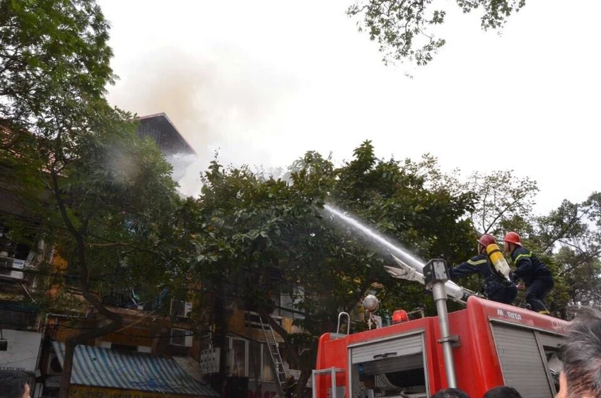 Cháy 2 nhà liền kề trên phố Phùng Hưng, Hà Nội ảnh 2 Cháy 2 nhà liền kề trên phố Phùng Hưng, Hà Nội ảnh 2