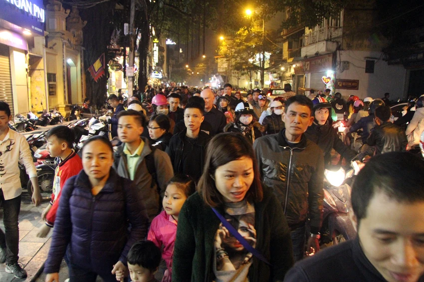 Biển người chen nhau tại phố đi bộ Hà Nội ảnh 2 Biển người chen nhau tại phố đi bộ Hà Nội ảnh 2