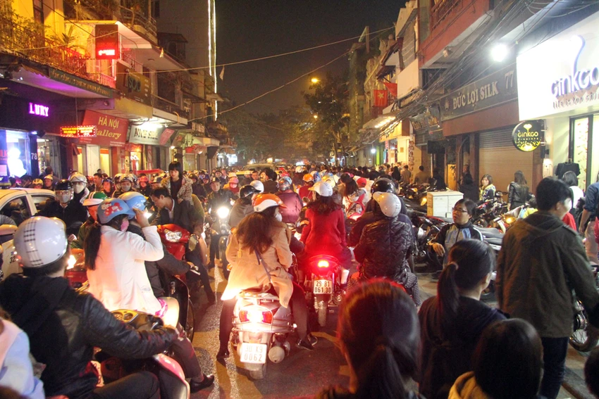 Biển người chen nhau tại phố đi bộ Hà Nội ảnh 1 lễ hội đón năm mới 2017