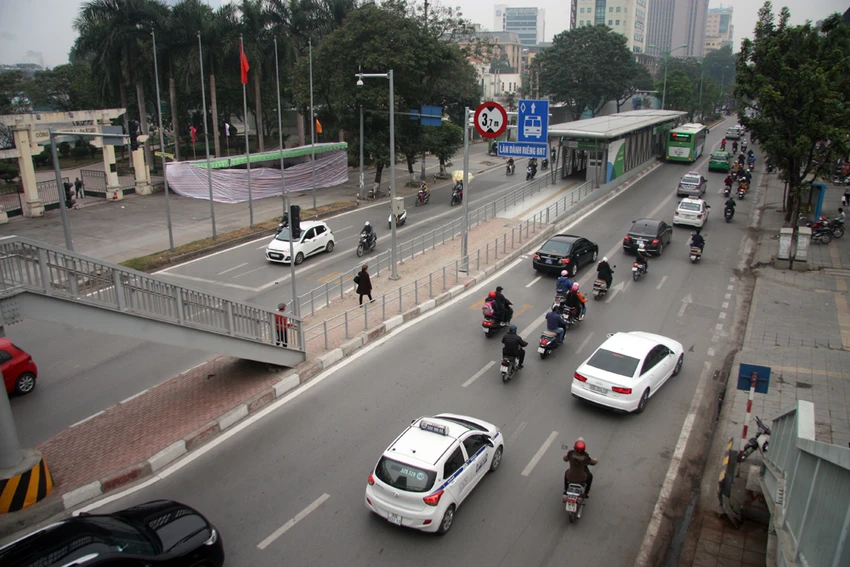 Buýt nhanh lại 'chôn chân' sau dịp nghỉ tết Dương lịch ảnh 11 Buýt nhanh lại 'chôn chân' sau dịp nghỉ tết Dương lịch ảnh 11