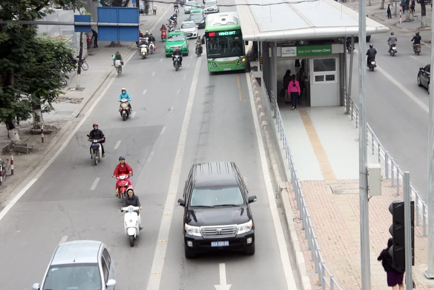 Buýt nhanh lại 'chôn chân' sau dịp nghỉ tết Dương lịch ảnh 12 Buýt nhanh lại 'chôn chân' sau dịp nghỉ tết Dương lịch ảnh 12