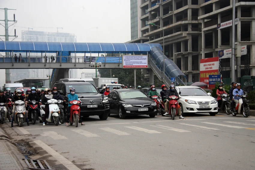 Buýt nhanh lại 'chôn chân' sau dịp nghỉ tết Dương lịch ảnh 4 Buýt nhanh lại 'chôn chân' sau dịp nghỉ tết Dương lịch ảnh 4