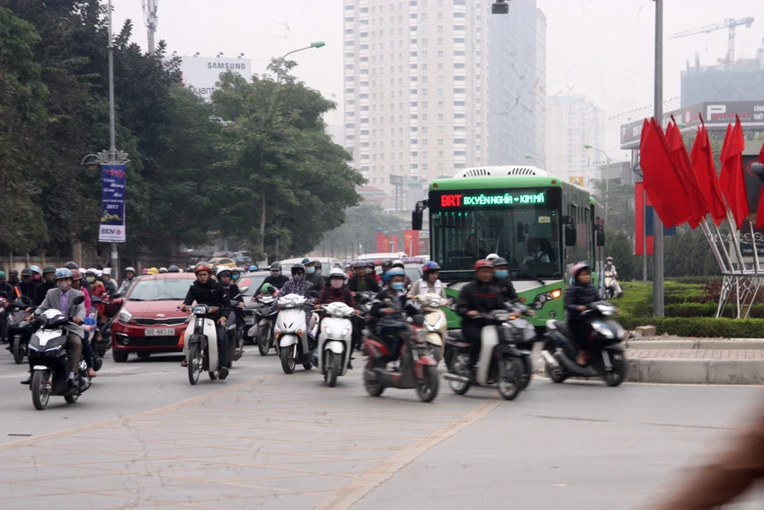 Buýt nhanh lại 'chôn chân' sau dịp nghỉ tết Dương lịch ảnh 8 Buýt nhanh lại 'chôn chân' sau dịp nghỉ tết Dương lịch ảnh 8