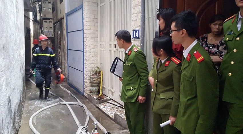 Cháy 1 ngôi nhà nằm sâu trong hẻm nhỏ ảnh 2 Cháy 1 ngôi nhà nằm sâu trong hẻm nhỏ ảnh 2