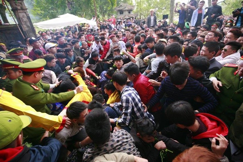 Hàng trăm người chen nhau cướp lộc tại hội Gióng ảnh 9 Hàng trăm người chen nhau cướp lộc tại hội Gióng ảnh 9