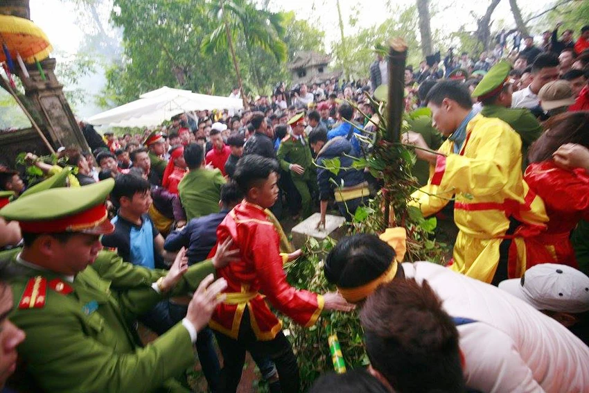 Hàng trăm người chen nhau cướp lộc tại hội Gióng ảnh 10 Hàng trăm người chen nhau cướp lộc tại hội Gióng ảnh 10