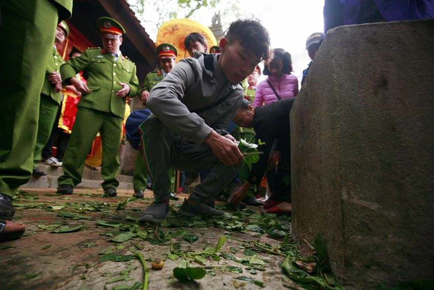 Hàng trăm người chen nhau cướp lộc tại hội Gióng ảnh 11 Hàng trăm người chen nhau cướp lộc tại hội Gióng ảnh 11