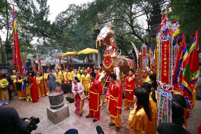 Hàng trăm người chen nhau cướp lộc tại hội Gióng ảnh 2 Hàng trăm người chen nhau cướp lộc tại hội Gióng ảnh 2