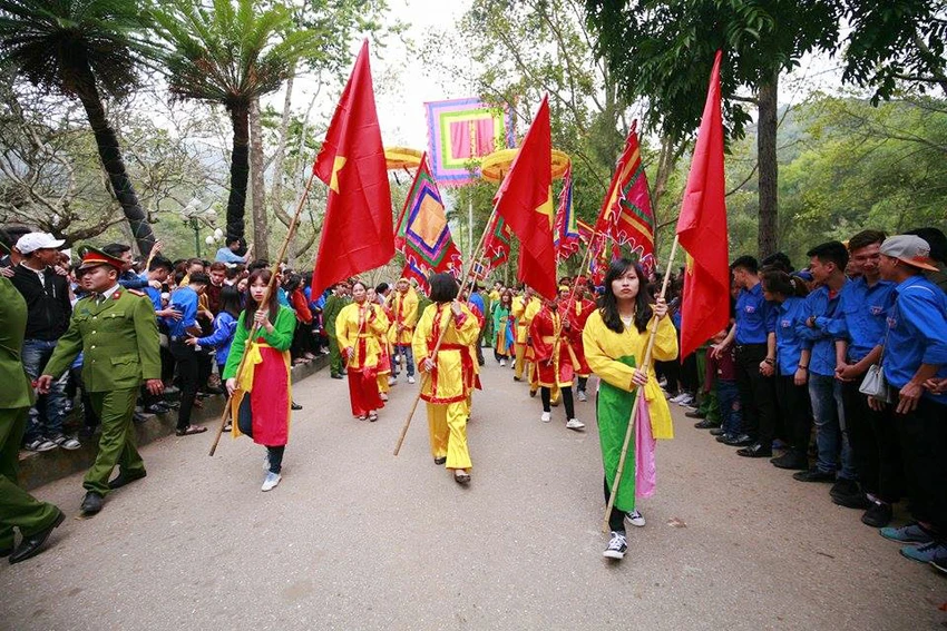 Hàng trăm người chen nhau cướp lộc tại hội Gióng ảnh 3 Hàng trăm người chen nhau cướp lộc tại hội Gióng ảnh 3