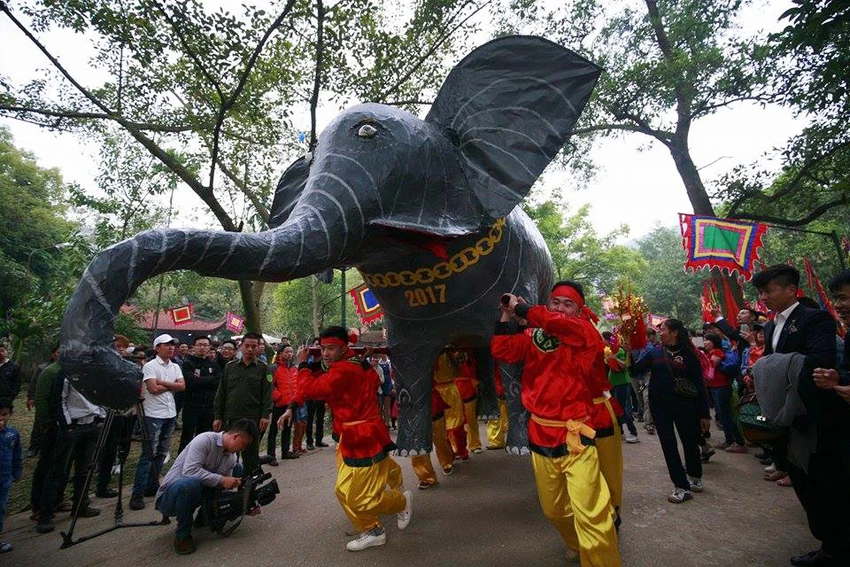 Hàng trăm người chen nhau cướp lộc tại hội Gióng ảnh 4 Hàng trăm người chen nhau cướp lộc tại hội Gióng ảnh 4