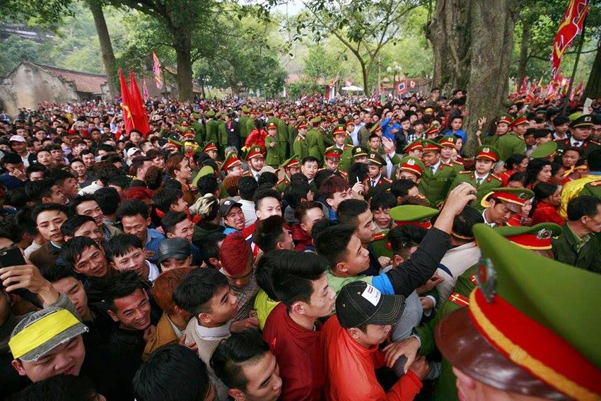 Hàng trăm người chen nhau cướp lộc tại hội Gióng ảnh 5 Hàng trăm người chen nhau cướp lộc tại hội Gióng ảnh 5