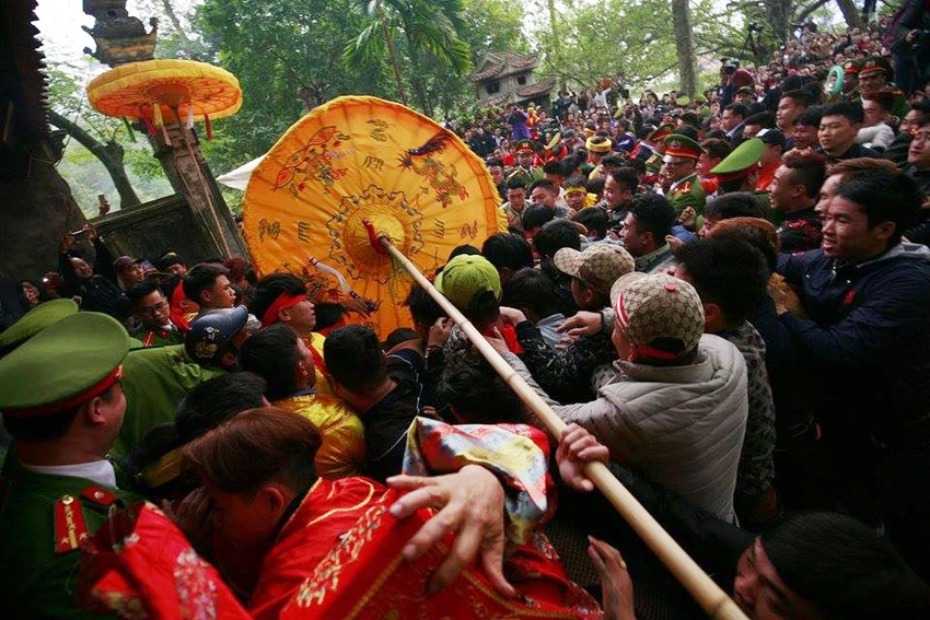 Hàng trăm người chen nhau cướp lộc tại hội Gióng ảnh 6 Hàng trăm người chen nhau cướp lộc tại hội Gióng ảnh 6