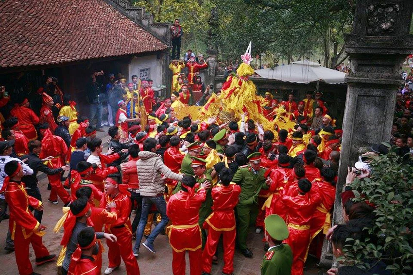 Hàng trăm người chen nhau cướp lộc tại hội Gióng ảnh 8 Hàng trăm người chen nhau cướp lộc tại hội Gióng ảnh 8