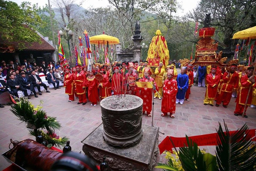 Hàng trăm người chen nhau cướp lộc tại hội Gióng ảnh 1 Hàng trăm người chen nhau cướp lộc tại hội Gióng ảnh 1