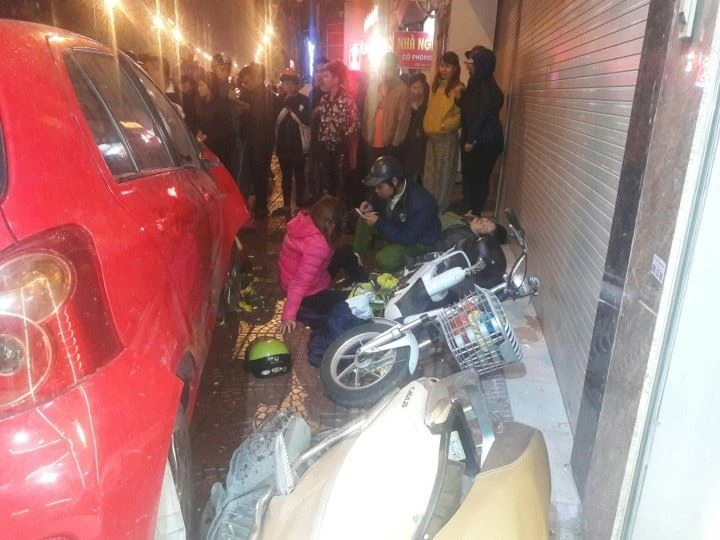 Ôtô 'điên' tông hàng loạt xe máy, nhiều người nhập viện ảnh 2 Ôtô 'điên' tông hàng loạt xe máy, nhiều người nhập viện ảnh 2