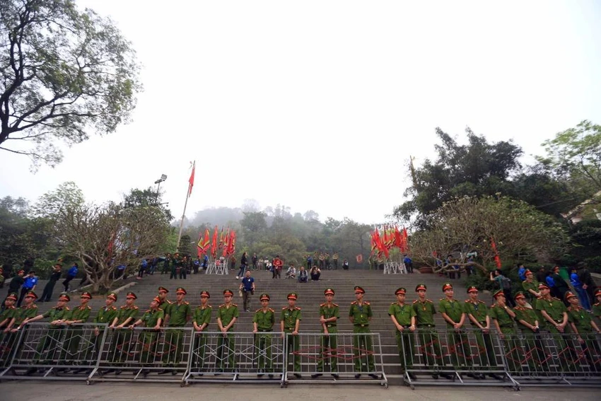 Hàng rào gồm cả hàng cứng và hàng mềm