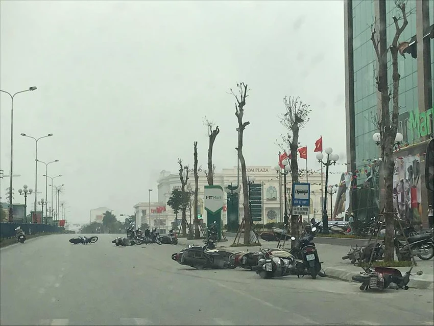 Hàng chục xe máy nằm la liệt trên đường do giống lốc.