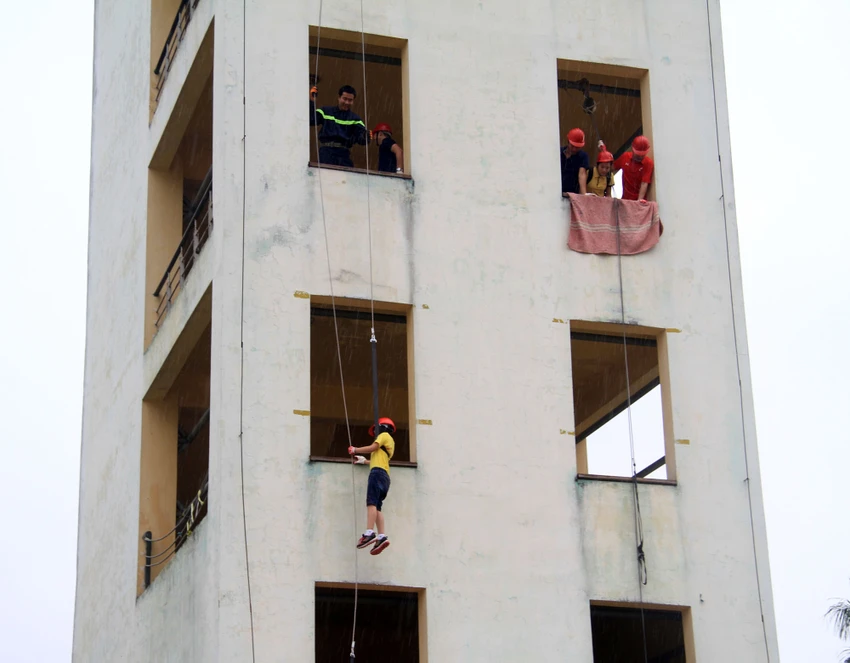 Lính cứu hỏa ‘nhí’ bật tường đu dây, vác vòi chữa cháy ảnh 12 Lính cứu hỏa ‘nhí’ bật tường đu dây, vác vòi chữa cháy ảnh 12