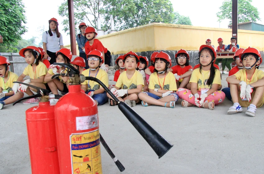 Lính cứu hỏa ‘nhí’ bật tường đu dây, vác vòi chữa cháy ảnh 2 Lính cứu hỏa ‘nhí’ bật tường đu dây, vác vòi chữa cháy ảnh 2