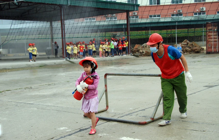 Lính cứu hỏa ‘nhí’ bật tường đu dây, vác vòi chữa cháy ảnh 7 Lính cứu hỏa ‘nhí’ bật tường đu dây, vác vòi chữa cháy ảnh 7