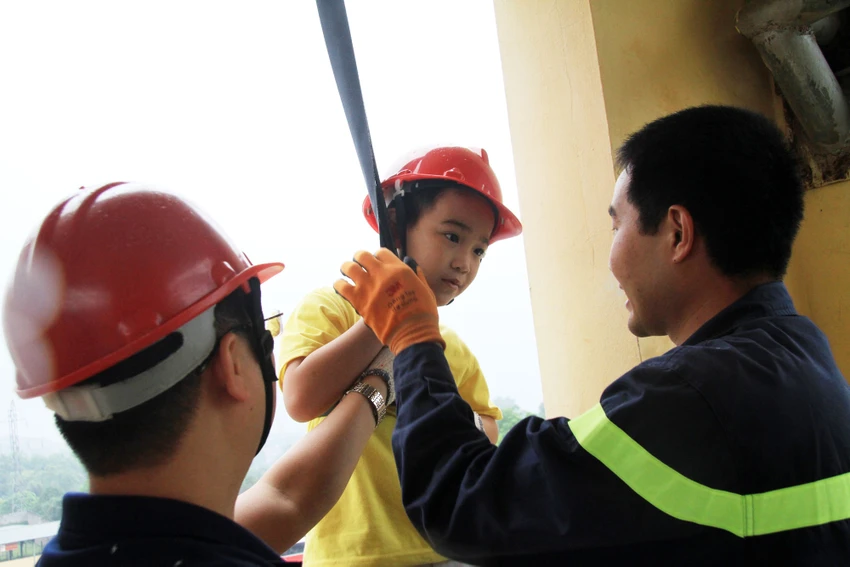 Lính cứu hỏa ‘nhí’ bật tường đu dây, vác vòi chữa cháy ảnh 9 Lính cứu hỏa ‘nhí’ bật tường đu dây, vác vòi chữa cháy ảnh 9