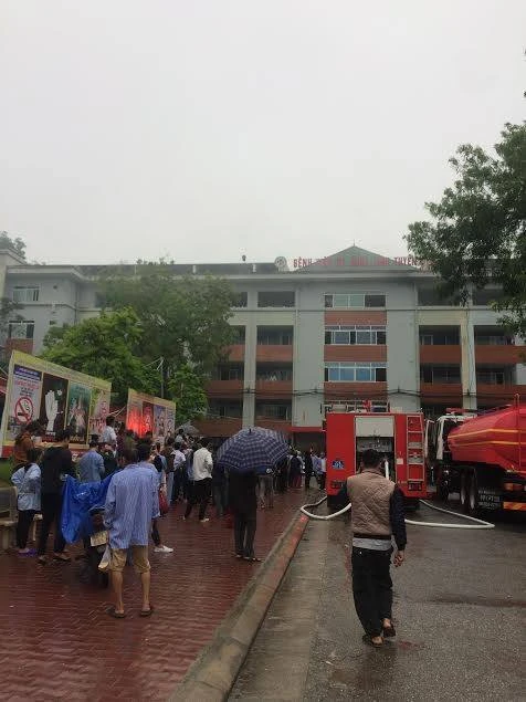 Cháy bệnh viện ở Tuyên Quang, nhiều người hoảng loạn ảnh 2 Cháy bệnh viện ở Tuyên Quang, nhiều người hoảng loạn ảnh 2