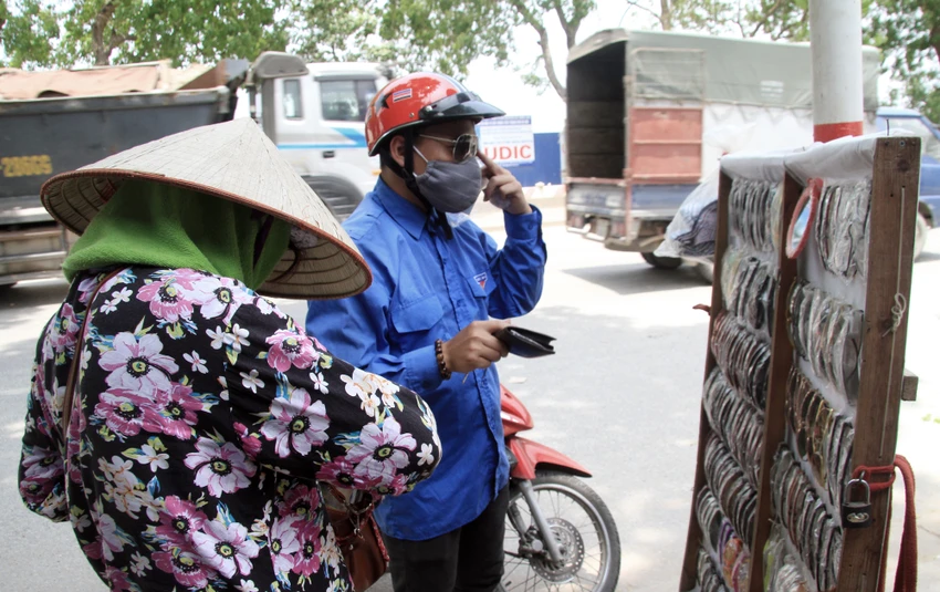 Hà Nội: Người dân vật vã trong nắng nóng ảnh 6