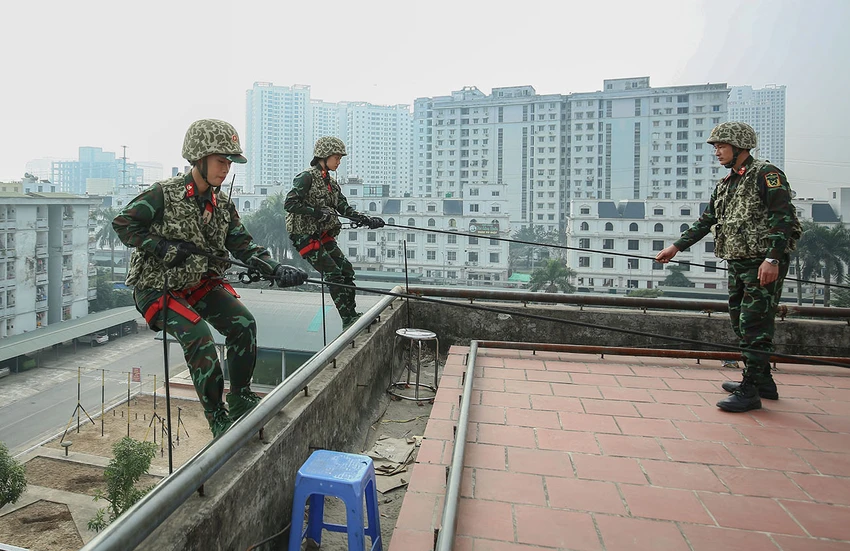Mãn nhãn với màn đu dây, trèo tường của nữ đặc công ảnh 5 Mãn nhãn với màn đu dây, trèo tường của nữ đặc công ảnh 5