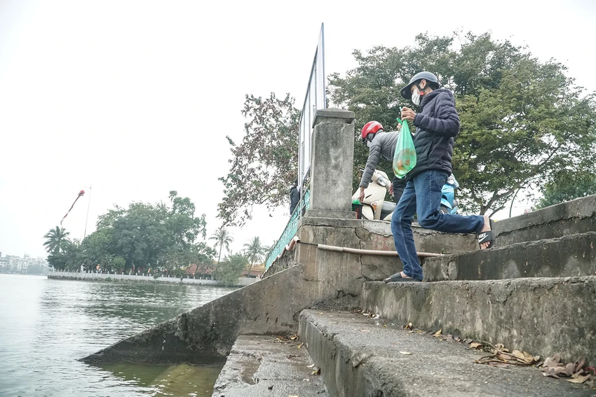 Người dân Hà Nội tấp nập thả cá phóng sinh ngày ông Công ông Táo ảnh 1