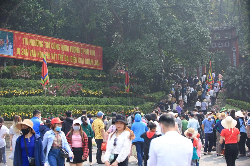 Lối lên đền Hùng chật cứng người lên xuống. Lễ hội giỗ Tổ Hùng Vương năm 2022 có chủ đề "Hội tụ tinh hoa văn hóa Việt Nam", diễn ra từ ngày 8 đến 11-4 với nhiều hoạt động như: Các chương trình nghệ thuật phục vụ miễn phí người dân, khu trưng bày cổ vật, khu vực trưng bày trang phục 54 dân tộc anh em, khu vực trò chơi dân gian, khu vực giới thiệu văn hóa ẩm thực ba miền... Lối lên đền Hùng chật cứng người lên xuống. Lễ hội giỗ Tổ Hùng Vương năm 2022 có chủ đề "Hội tụ tinh hoa văn hóa Việt Nam", diễn ra từ ngày 8 đến 11-4 với nhiều hoạt động như: Các chương trình nghệ thuật phục vụ miễn phí người dân, khu trưng bày cổ vật, khu vực trưng bày trang phục 54 dân tộc anh em, khu vực trò chơi dân gian, khu vực giới thiệu văn hóa ẩm thực ba miền...