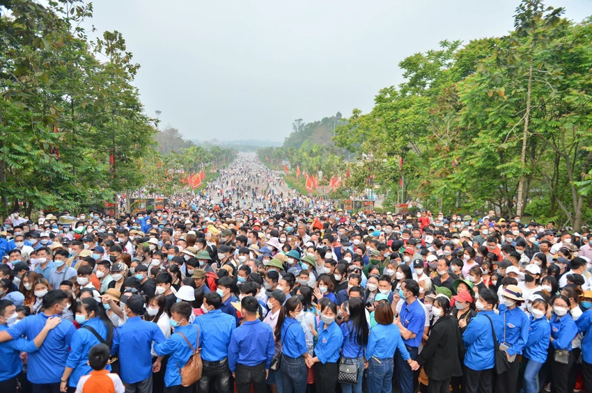 Sáng nay, hơn 1.000 người gồm lực lượng công an, quân đội và đoàn viên thanh niên được huy động để bảo vệ an ninh trật tự cho lễ dâng hương tại Khu di tích lịch sử đền Hùng.